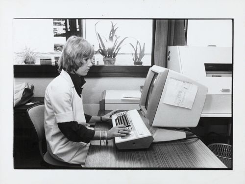 Employées de bureau utilisant micro-ordinateur ou terminaux informatiques.  Photographe : Gilles Bec. 1984