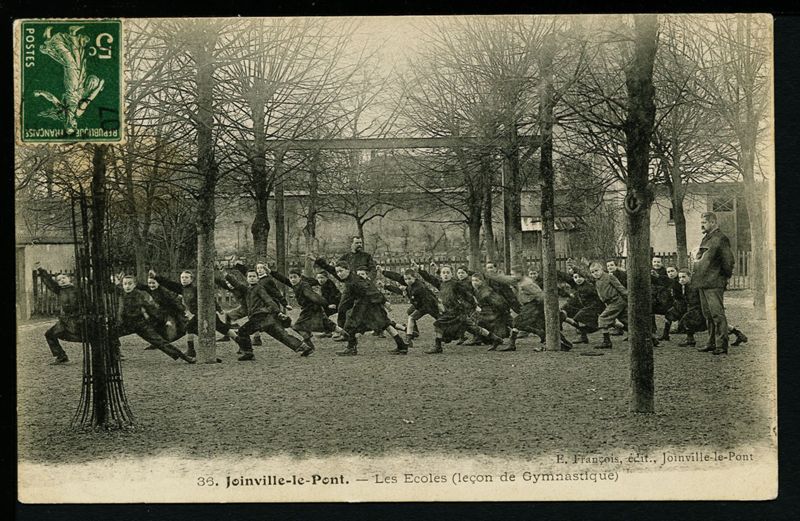 Jonville-le-Pont. Les écoles, leçon de Gymnastique. Carte postale, 1905. AD94, 2FI Joiville 435