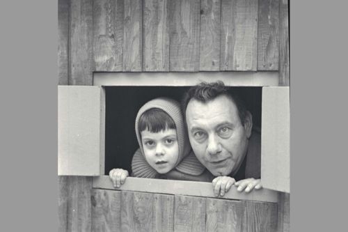Francis Lemarque et son fils. 1963 (© Jacques Aubert)
